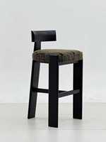 Chaise de bar noire de style nordique moderne avec structure en bois massif, revêtement en tissu, hauteur réglable, usage commercial, montage facile