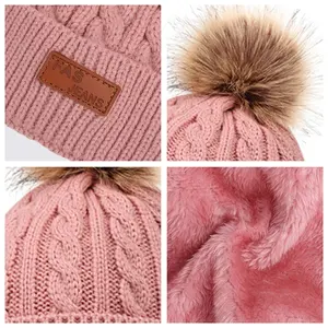 Vente en gros de bonnets d'hiver personnalisés pour enfants, ensembles de gants, écharpe, bonnets tricotés pour bébé, foulard, logo en cuir personnalisé