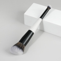Pinceau de maquillage de luxe personnalisé à double extrémité en poils synthétiques avec manche en bois pour le contour et le fond de teint liquide