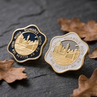 Broche personnalisée en métal gravé électrolytique en forme de pétale de fleur, vente en gros avec fermoir broche pour cadeau souvenir