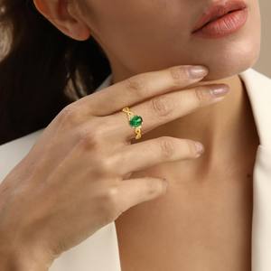 Anillo de Compromiso de <span class=keywords><strong>Plata</strong></span> de Ley 925 con Bañ<span class=keywords><strong>o</strong></span> de Oro de 18K y Diamante Ovalado Verde CZ para Mujer, Venta al por Mayor de Joyería Fina - Product Image 5