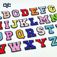 Patchs thermocollants décoratifs DIY en chenille moelleuse multicolore, lettres de l'alphabet A-Z 26, avec bordure noire et motif arc-en-ciel, taille de police personnalisée