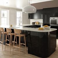 Meubles de cuisine noirs brillants Vermonhouzz, ensemble d'armoires modulaires avec îlot incurvé pour projets d'aménagement intérieur d'appartements type loft