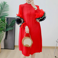 Robe de créateur écologique pour femme, coupe moderne, formelle, froncée, taille naturelle, contraste de couleurs, avec plaque florale à manivelle, plissée, lavable