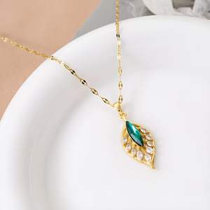 Bijoux tendance plaqué or 18 carats, ensemble de colliers en acier inoxydable avec pendentif en forme de cœur de papillon et de feuille en zircon pour femmes - Product Image 2