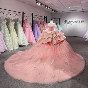 ชุดราตรีงาน Quinceanera รุ่น Dy1565 สีพีชสุดหรู ตกแต่งด้วยลูกไม้ลายดอกไม้สีทองที่ตัวเสื้อ แต่งระบายเป็นชั้นๆ ด้วยผ้าชีฟอง พร้อมชายกระโปรงยาวแบบ Watteau - Product Image 5