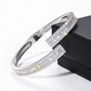 Bracelet jonc ouvert en argent sterling 925 plaqué or blanc avec moissanite, motif étoile glacée, idéal pour mariage ou cadeau - Product Image 1