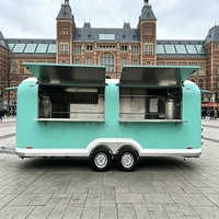 Promotion : Remorque alimentaire bleue vintage incurvée à double essieu avec deux fenêtres de service pour la vente de café, de burgers et de glaces