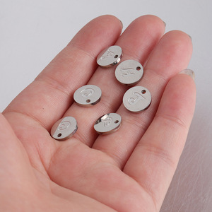 Discos Grabados con Letras Mayúsculas de 10 mm |   Colgantes Redondos de Acero Inoxidable con Letras del Alfabeto para Hacer Joyería, Collares y Pulseras - Product Image 4