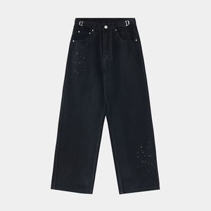 Design Vintage con Pittura a Inchiostro che Disturba il Comfort dei Jeans Larghi. Jeans Neri Usurati e Strappati. - Product Image 1