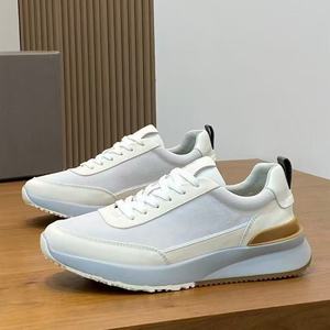 Zapatillas deportivas blancas de diseñador con cordones, entresuela de cuero puro, transpirables, cómodas y lujosas - Product Image 1