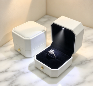 Caja Cuadrada Blanca Mate de PU con Cierre Magnético de Alta Gama, Forro de Terciopelo Negro Impreso en Cuatro Colores, Tapa Abatible con Luz LED Integrada - Product Image 4