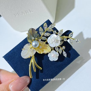 Broche de Perla de Agua de Mar con Incrustaciones de Concha, Estilo Escultura, Recomendado por TikTok y Kwai, Accesorio Chic para Suéter o Abrigo - Product Image 1