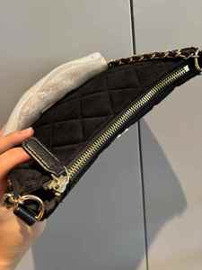 Bolsa de maquillaje de terciopelo en forma de media luna para mujer, de marca de lujo, tela de terciopelo negro con cadena dorada, artículo de regalo. - Product Image 3