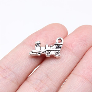 Ciondolo a forma di locomotiva a vapore 10x18mm in lega di zinco color argento antico per appassionati di ferrovie, tirazip - Product Image 1