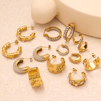 Boucles d'oreilles clous géométriques haut de gamme à texture texturée avec zircon, en acier inoxydable plaqué or et imitation perle, pour femme