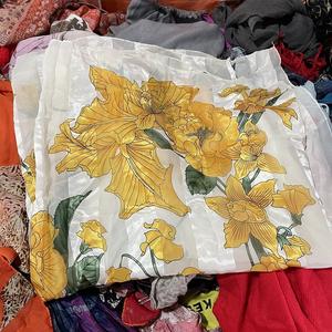 เสื้อผ้า<span class=keywords><strong>มือ</strong></span><span class=keywords><strong>สอง</strong></span>ขายส่ง เสื้อผ้าใช้แล้วในเบล ผ้าไหม ผ้าฝ้าย ผ้าขนสัตว์ <span class=keywords><strong>ผ้าพันคอ</strong></span> คุณภาพดี ขายส่งจำนวนมาก - Product Image 2