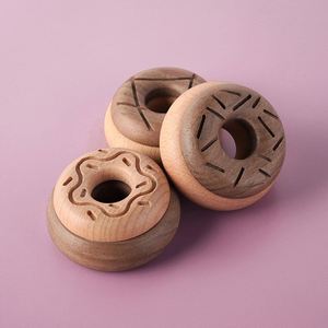Jouets de cuisine en bois pour enfants : Donuts et desserts en bois pour jouer à faire semblant - Product Image 2