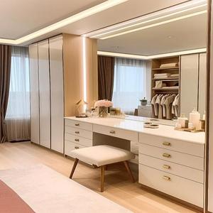 Vente flash : Dressing sur mesure |   Conception moderne de placard de chambre à coucher avec éclairage LED - Product Image 2