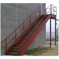 Escaliers industriels extérieurs en acier soudé, marches en métal perforé, surface antidérapante