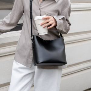 Sac fourre-tout décontracté en cuir de vachette pour femme, style vintage 2025, avec boucle métallique de luxe, sac à bandoulière souple pour toutes les occasions, idéal pour la plage - Product Image 3