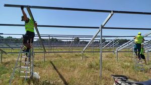 Nhôm năng lượng mặt trời <span class=keywords><strong>PV</strong></span> mặt đất gắn khung cấu trúc với vít mặt đất có thể điều chỉnh để cài đặt bảng điều khiển năng lượng mặt trời - Product Image 3