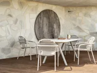 Ensemble de salle à manger d'extérieur de style moderne avec plateau en teck, chaise et table en aluminium empilables et résistantes à l'eau - Avocado DH-X1351