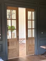 Porte coulissante encastrée de style français CBMmart, luxe sur mesure, en chêne clair avec verre dépoli, style français.