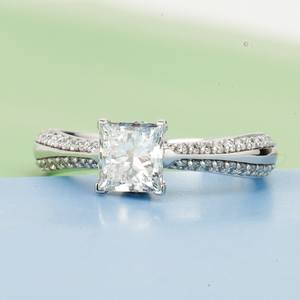 แหวนเพชรทรงปรินเซสคัทเพาะเลี้ยงในห้องปฏิบัติการ 0.5 กะรัต รับรองโดย IGI เพชรที่ผลิตอย่างมีจริยธรรม ประดับด้วยทองคำแท้ 9K 14K 18K - Product Image 3