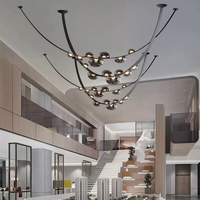 Lustre LED moderne et minimaliste à hauteur réglable avec structure en fer et abat-jour en verre, taille moyenne, pour l'éclairage du salon