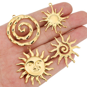 Vente en gros d'accessoires de bijoux en acier inoxydable : pendentifs en forme de spirale anti-moustiques, visage soleil, fleur, cœur, pour boucles d'oreilles et colliers DIY - Product Image 6