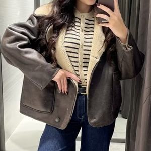 أزياء الخريف للمرأة ياقة ثلاثة ألوان فو الفراء مبطنة طويلة الأكمام سترة الموضة - Product Image 1