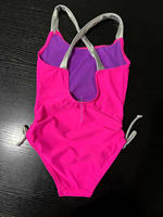 Traje de baño de una pieza sólido rosa para niñas con logotipo personalizado, traje de baño Ancho ajustable con correas UPF 50 + protección solar, ropa de playa australiana