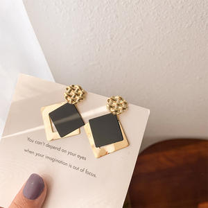 Boucles <span class=keywords><strong>d</strong></span>'Oreilles Pendantes Tendance Coréennes, Plaqué <span class=keywords><strong>Or</strong></span>, Carrées <span class=keywords><strong>et</strong></span> Géométriques Noires avec Paillettes Métalliques - Product Image 6