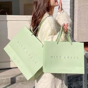 Sacs d'emballage pour vêtements ou vêtements en papier blanc personnalisés en gros, laminage mat, emballage cadeau, sac publicitaire coloré - Product Image 2