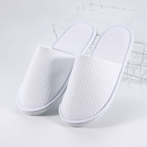 Fabrika sıcak satış beyaz terlik özel Logo nakış logosu kapalı Toe Waffle tek kullanımlık otel terliği - Product Image 1