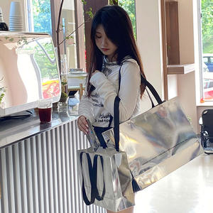 Bolsa de transporte de papel para ropa, bolsa de regalo de compras de lujo, bolsa de papel plateada con superficie de espejo impermeable para boda - Product Image 3