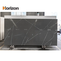 Matériau de rénovation de cuisine Surface en pierre de quartz Calacatta Dalle de quartz pour plan de travail Revêtement mural supérieur de lavabo Marches d'escalier