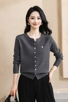 Großhandel Damen Strickjacke mit Metallknöpfen und Abzeichen-Detail Unregelmäßige Spitze Lange Ärmel Schlanke Strickjacke für Frauen