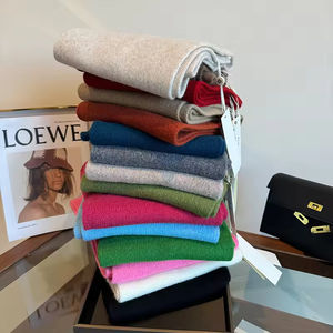 Bufanda Larga de Lana para Mujer, Diseño Personalizado en 4 Colores, Elegante Degradado con Motivos Salpicados, Estilo Minimalista y Atemporal para Primavera, Otoño y Uso Diario - Product Image 2