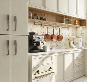 Ensemble d'armoires de cuisine en bois massif personnalisé avec portes sculptées, étagères réglables et supports à épices extractibles pour cuisines de villa - Product Image 6