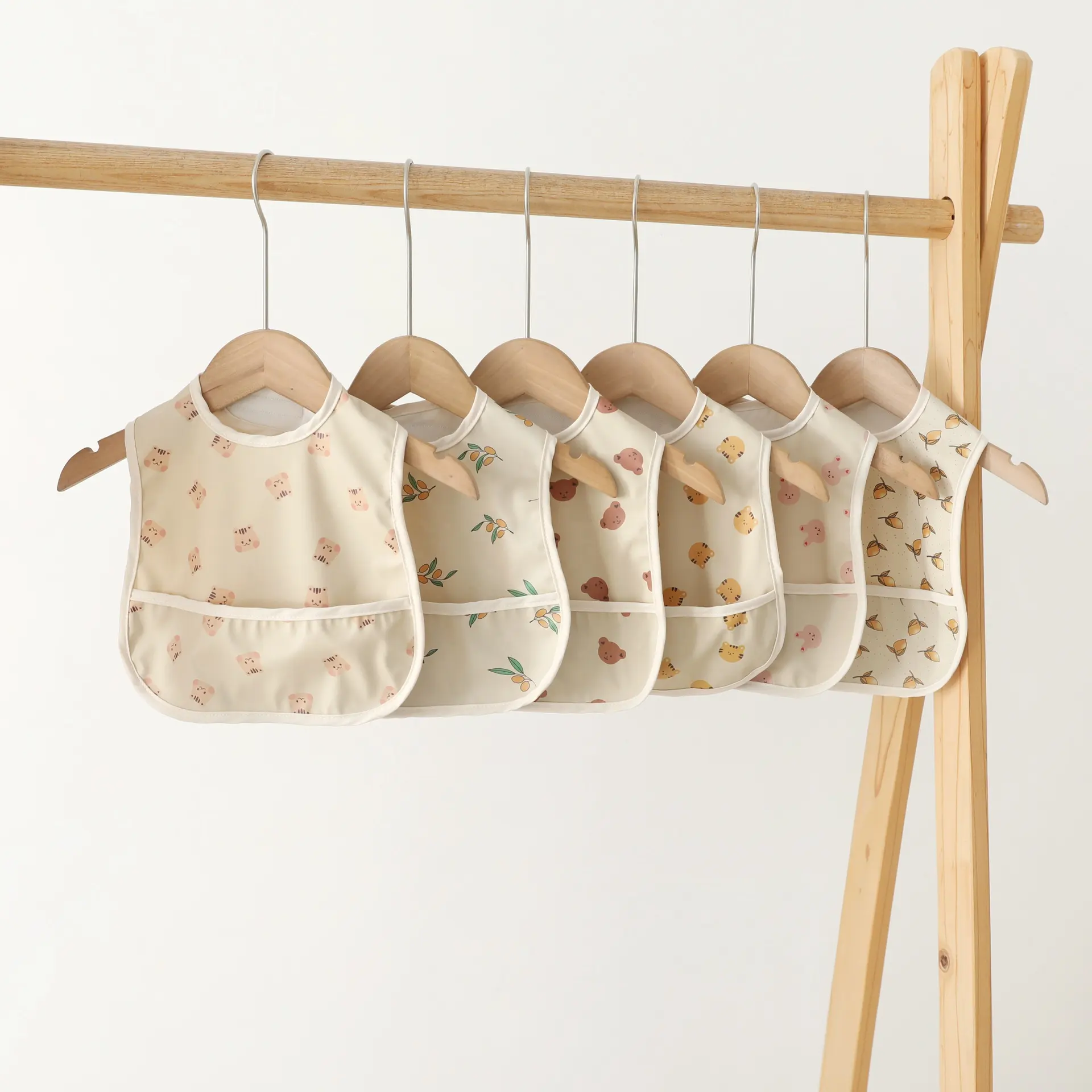 Neugeborene Baby PU Lätzchen Kleinkind Jungen Mädchen Rülpsen Tücher Mode Schal Kinder Füttern Speichel Handtuch Zeug für Kinder Wasserdichte Lätzchen