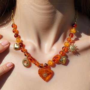 Collar de Cuentas de Resina Ámbar con Forma de Corazón, Cadena de Clavícula Chapada en Oro de 18K, Joyería de Moda Otoño Invierno - Product Image 1