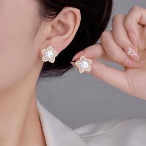 ต่างหูมุกประดับเพนทาแกรมเพชรซิคอนแบบฝังละเอียด ดีไซน์ทันสมัย หรูหราเบาๆ ชุบทองแดงเคลือบทอง สำหรับผู้หญิง ของขวัญสุดพิเศษที่สะท้อนบุคลิกภาพ - Product Image 2