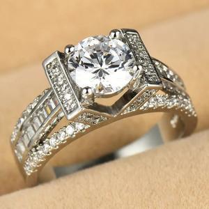 T0109 Anello di Fidanzamento Classico da Donna con Diamante Sintetico Taglio Brillante Rotondo e Pietre Laterali, Fascia in Tono Argento - Product Image 1