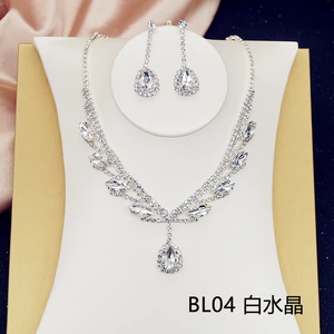 Ensembles <span class=keywords><strong>de</strong></span> bijoux <span class=keywords><strong>de</strong></span> mode deux pièces élégantes strass <span class=keywords><strong>de</strong></span> noël polyvalentes chaîne <span class=keywords><strong>de</strong></span> clavicule en cristal collier <span class=keywords><strong>de</strong></span> mariée boucles d'oreilles - Product Image 3