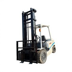 Montacargas Diésel TCM de 3 Toneladas Usado, Mástil de Tres Etapas, Neumáticos Neumáticos, Tracción Trasera, Todoterreno - Product Image 1