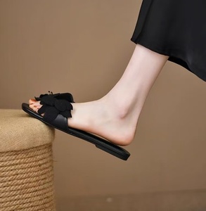 รองเท้าแตะเปิดนิ้วลายดอกไม้ขนาดใหญ่แบบใหม่ พื้นรองเท้าแบนกันลื่น ระบายอากาศได้ดี สวมใส่ง่าย เหมาะสำหรับการสวมใส่แบบสบายๆ - Product Image 3