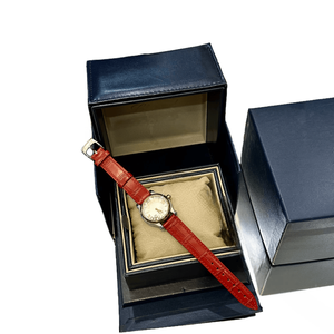 Montres analogiques rondes polies avec accents en cristal flottant, cadran à chiffres romains et bracelet en cuir gaufré de haute qualité Chopards - Product Image 3