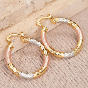 Orecchini a Cerchio Medi con Chiusura a Clip per Donne, Design Colorato per Uso Quotidiano, Accessori per Orecchie - Product Image 2